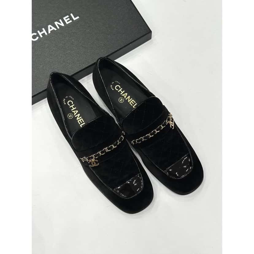 Chanel NWOB Chanel Black Suede Loafers Sz.41 pre-owned Black Suede Never worn - Model View
