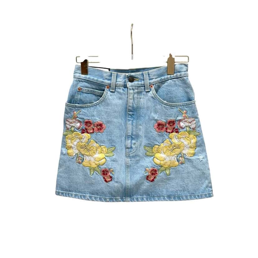 Gucci Gucci Embroidered Raw Edge Denim Skirt - Size 38 pre-owned Red Denim Good condition - Front View