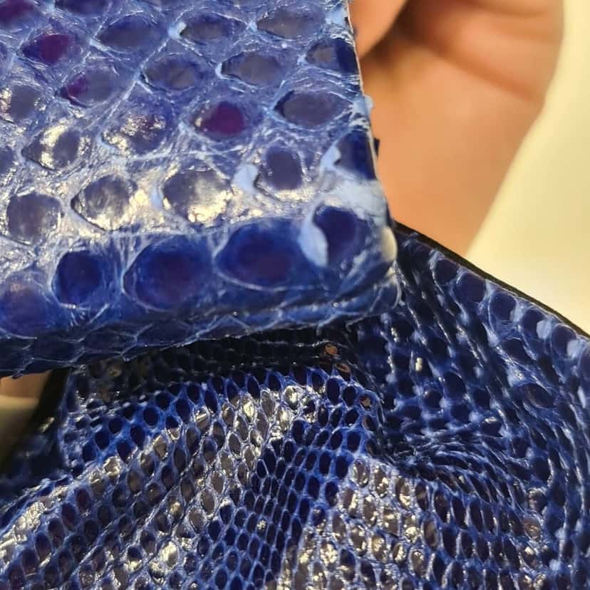 Valentino Garavani Valentino Garavani Blue Snakeskin Print Lambskin Clutch Bow Bag pre-owned Blue Leather Good condition - Model View