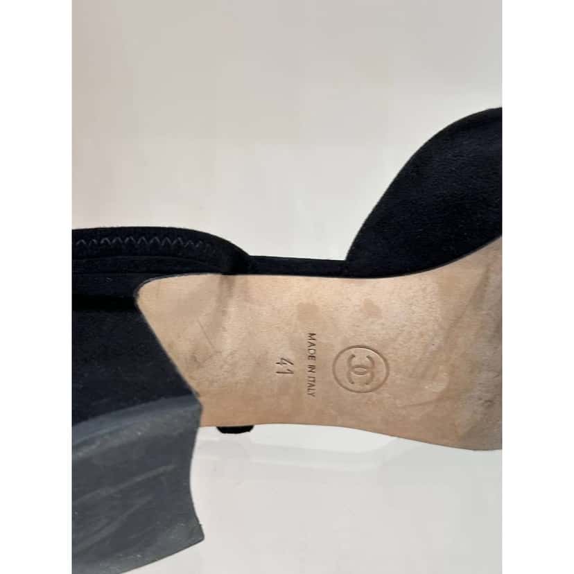 Chanel Chanel Interlocking CC Logo Suede Slingbacks - Size 41 Pre-owned Black Suede Good condition - Model View