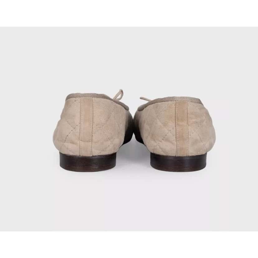 Chanel Chanel Beige Quilted Suede Ballet Flats Sz.38 pre-owned Beige Suede Good condition - Model View
