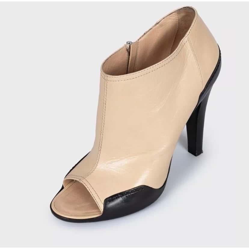 Chanel Chanel Beige Leather Open-Toe Ankle Booties - Size 40.5 pre-owned Beige Leather Good condition - Inside View