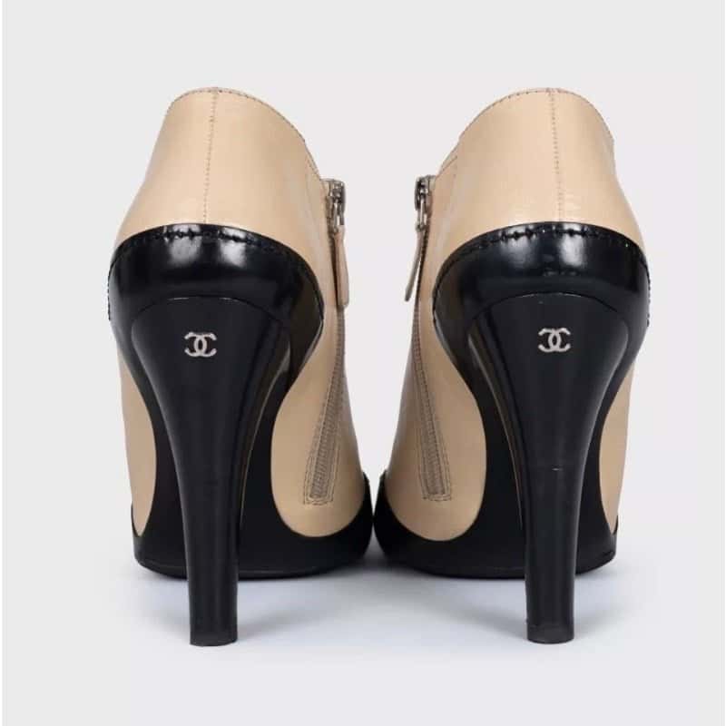Chanel Chanel Beige Leather Open-Toe Ankle Booties - Size 40.5 pre-owned Beige Leather Good condition - Model View