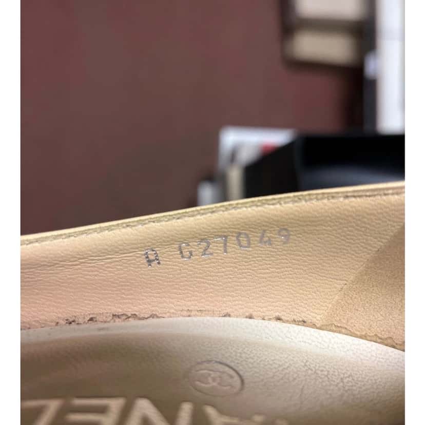 Chanel Chanel Beige Leather Block Heel Pumps - Size 39.5 Pre-owned Beige Leather Good condition - Box View