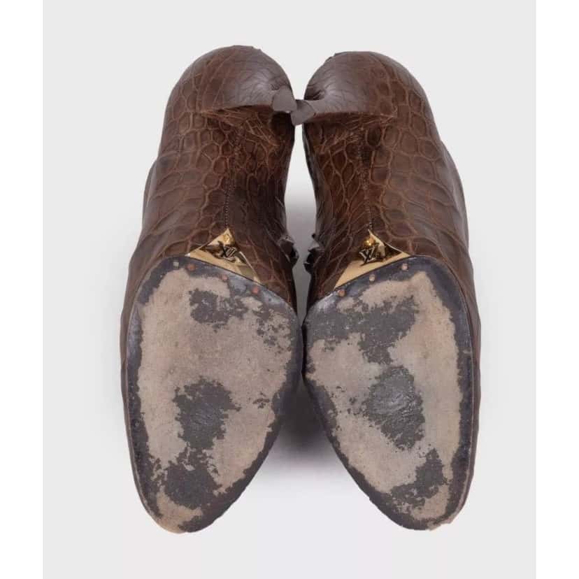 Louis Vuitton Louis Vuitton Brown Embossed Leather Ankle Boots Sz 40 Pre-owned Brown Leather Good condition - Box View