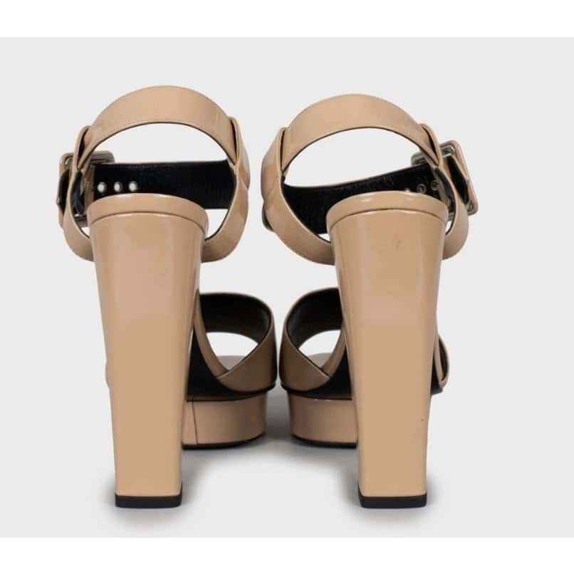Hermès Hermès Beige Patent Leather Sandals Sz.37.5 pre-owned Beige Leather Good condition - Model View