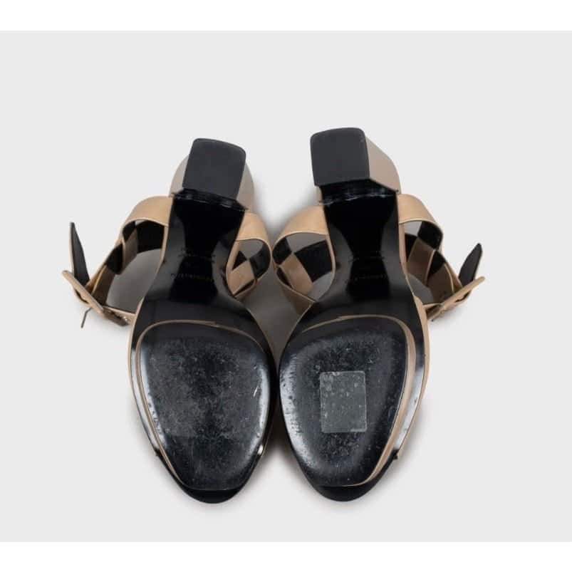 Hermès Hermès Beige Patent Leather Sandals Sz.37.5 pre-owned Beige Leather Good condition - Box View