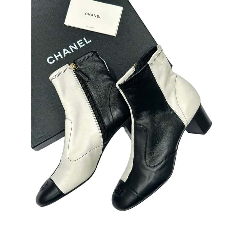 Chanel Chanel Black & White Leather Ankle Boots Sz.40.5 pre-owned Black Leather Good condition - Front View
