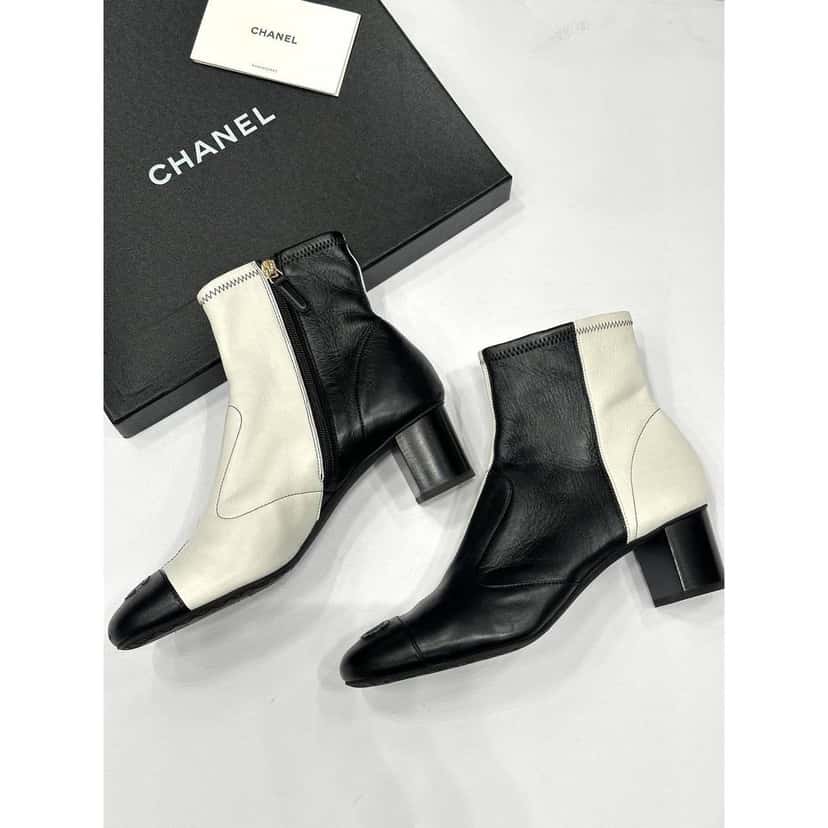 Chanel Chanel Black & White Leather Ankle Boots Sz.40.5 pre-owned Black Leather Good condition - Back View