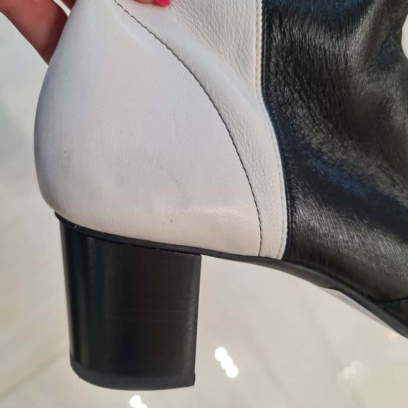 Chanel Chanel Black & White Leather Ankle Boots Sz.40.5 pre-owned Black Leather Good condition - Model View