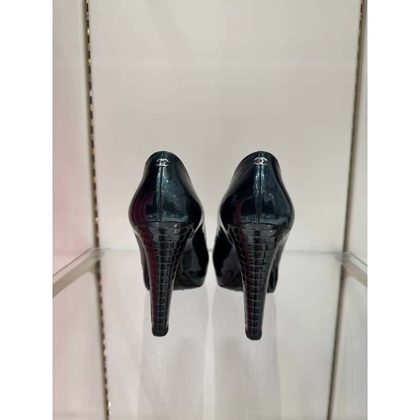 Chanel Chanel Patent Leather Pumps Size 39 Pre-owned Black Leather Good condition - Model View