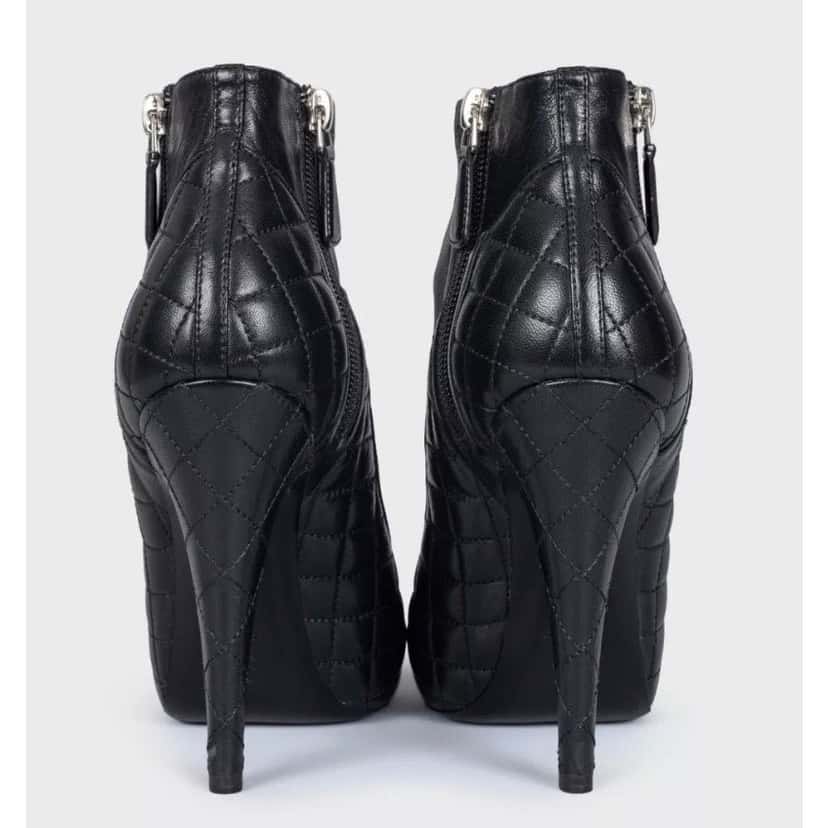 Chanel Chanel Quilted Leather Ankle Boots - Size 36 Pre-owned Black Leather Good condition - Model View