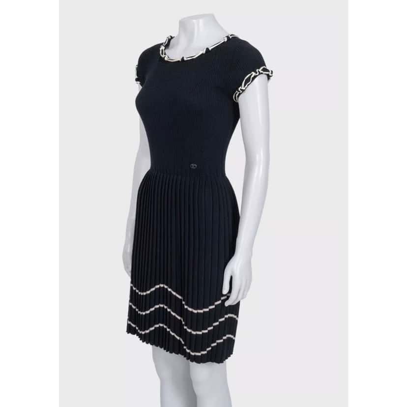 Chanel Chanel Fitted Wool Dress Black Fall 2007 Sz.36 Pre-owned Black Wool Good condition - Back View