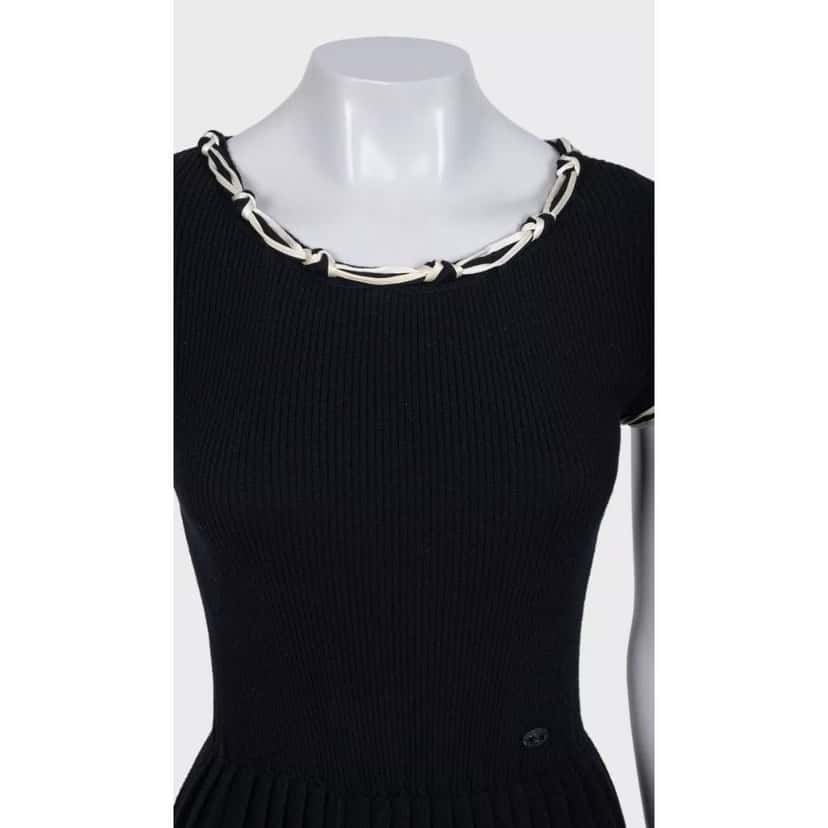 Chanel Chanel Fitted Wool Dress Black Fall 2007 Sz.36 Pre-owned Black Wool Good condition - Model View