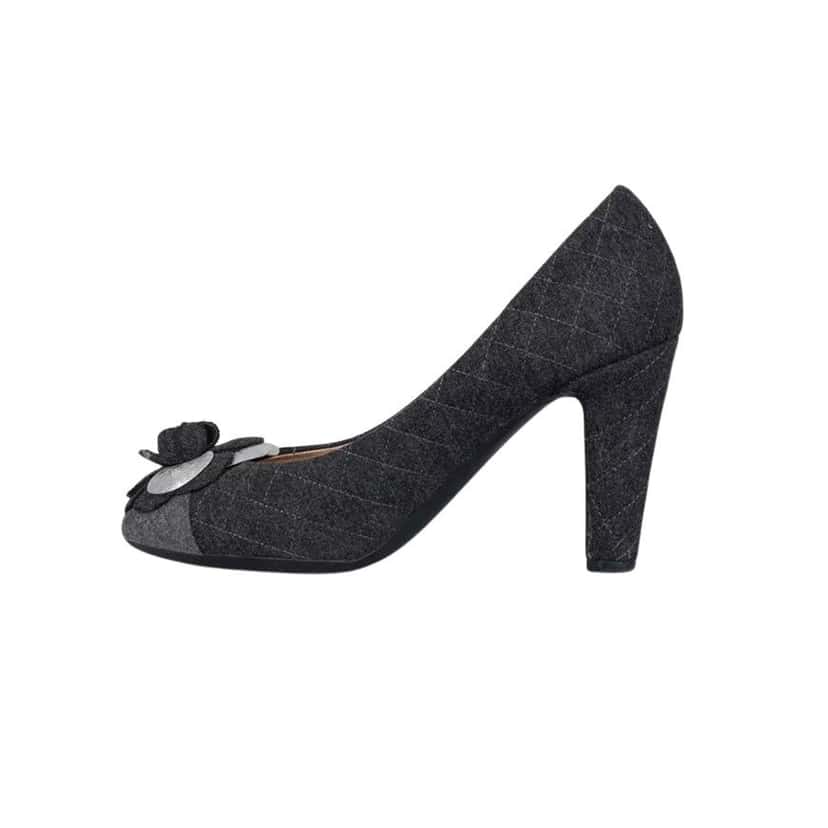 Chanel Chanel Gray Textile Rose Pumps  Sz 38 pre-owned Grey Leather Good condition - Front View