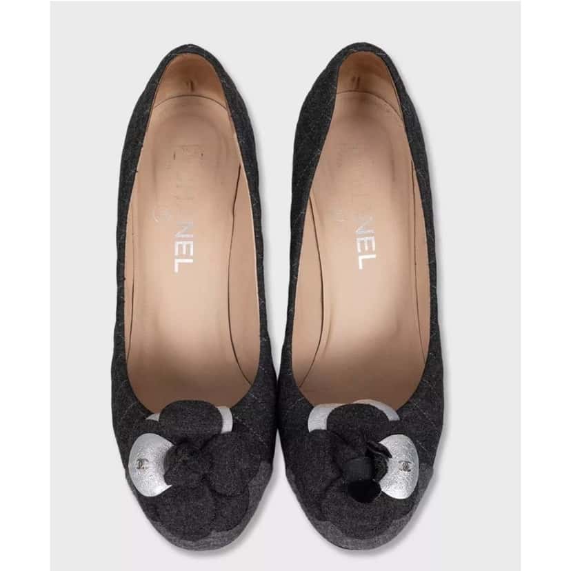 Chanel Chanel Gray Textile Rose Pumps  Sz 38 pre-owned Grey Leather Good condition - Back View