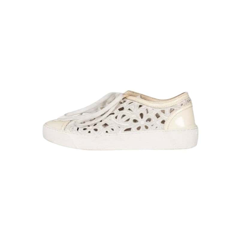 Chanel Chanel White Perforated Logo Low-Top Sneakers Sz. 35.5 pre-owned White Leather Good condition - Front View