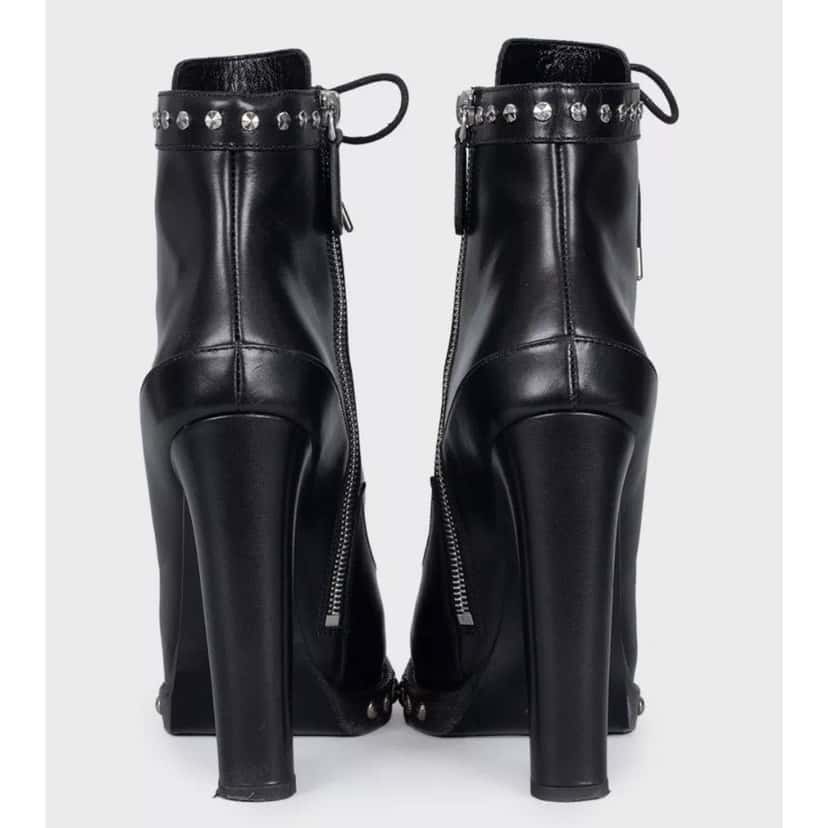 Alexander McQueen Alexander McQueen Black Leather Ankle Boots Sz.39 pre-owned Black Leather Good condition - Model View