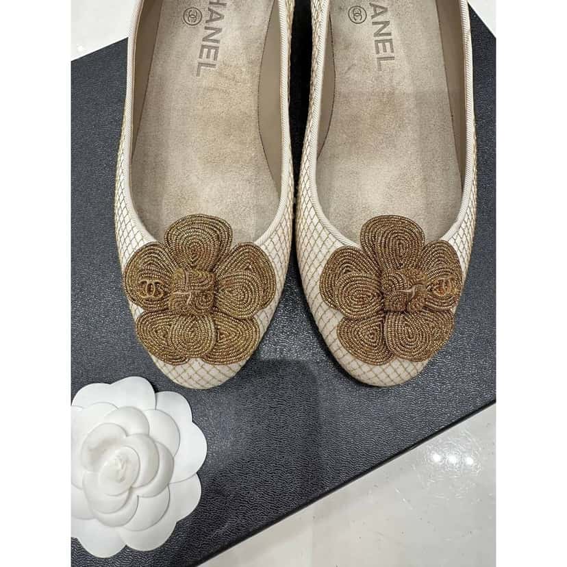 Chanel Chanel Metallic Gold Ballet Flats - Size 38 pre-owned Gold Good condition - Back View