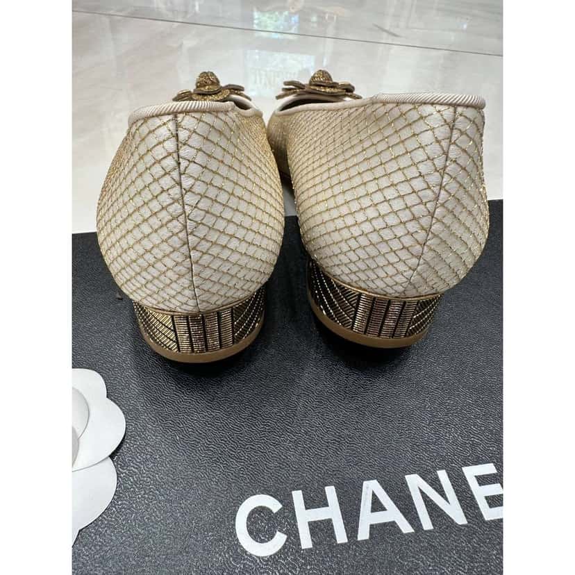 Chanel Chanel Metallic Gold Ballet Flats - Size 38 pre-owned Gold Good condition - Model View