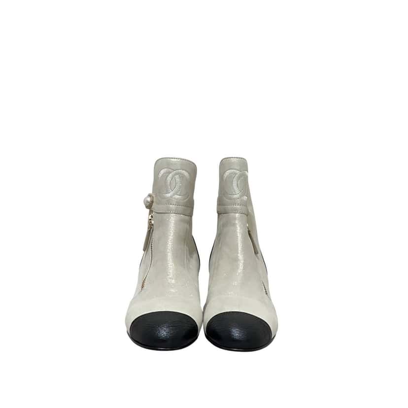 Chanel NWB Chanel Rare Cream, Black Gold PearlAnkle Boots Sz.40 Beige Leather Never worn - Inside View