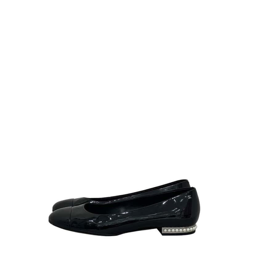 Chanel Chanel Black Patent Leather Pearl CC Heel Flats Sz.41 pre-owned Black Leather Good condition - Front View