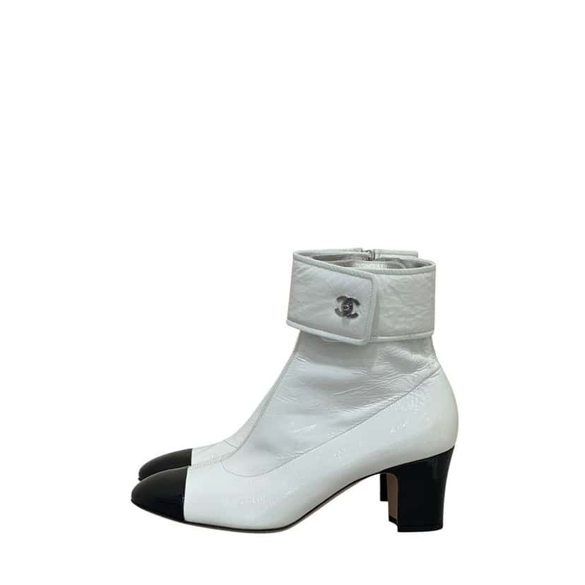 Chanel NWOB Chanel 2020 White Patent CC Ankle Boots, Size 41 Pre-owned White Leather Never worn - Front View