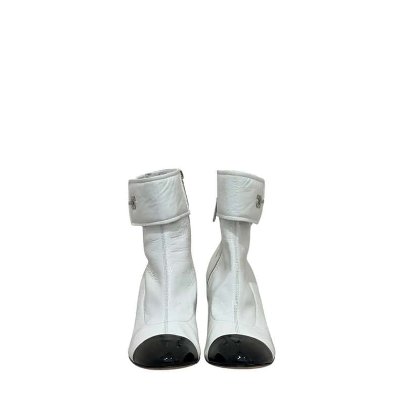 Chanel NWOB Chanel 2020 White Patent CC Ankle Boots, Size 41 Pre-owned White Leather Never worn - Inside View