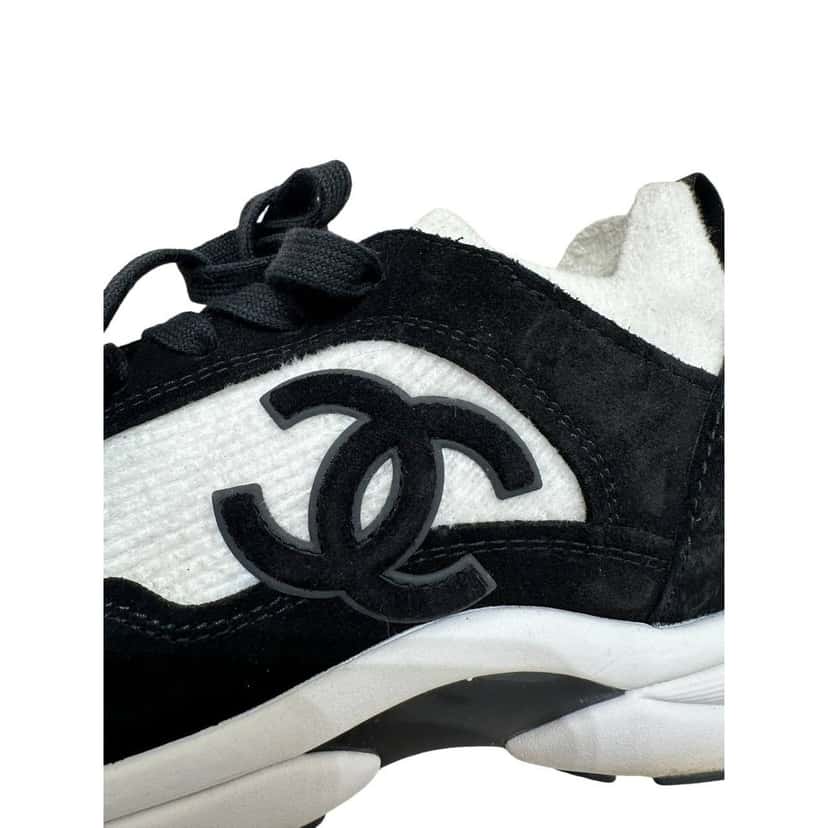 Chanel Chanel CC Logo White & Black Canvas Sneakers - Size 40 Pre-owned Black Canvas Good condition - Model View