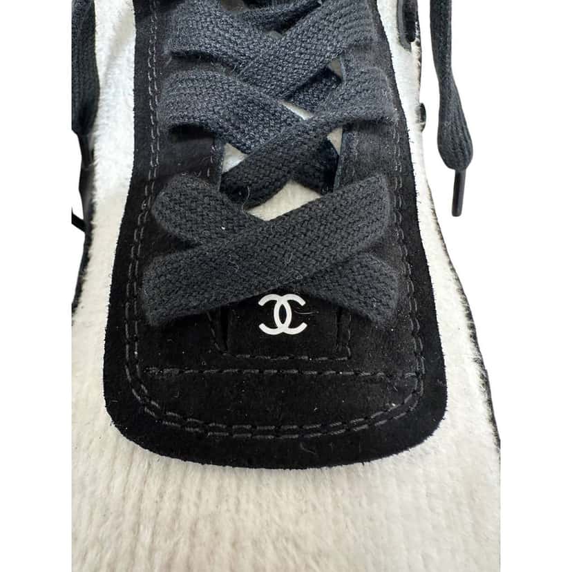Chanel Chanel CC Logo White & Black Canvas Sneakers - Size 40 Pre-owned Black Canvas Good condition - Box View