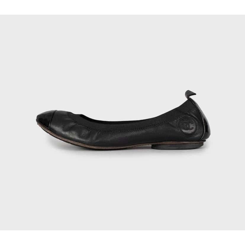 Chanel Chanel Black Leather Ballerina Flats with Patent Toe sz.38 Pre-owned Black Leather Good condition - Front View