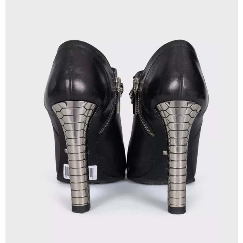 Roberto Cavalli Roberto Cavalli Black Leather Ankle Boots sz.40 pre-owned Black Leather Good condition - Model View
