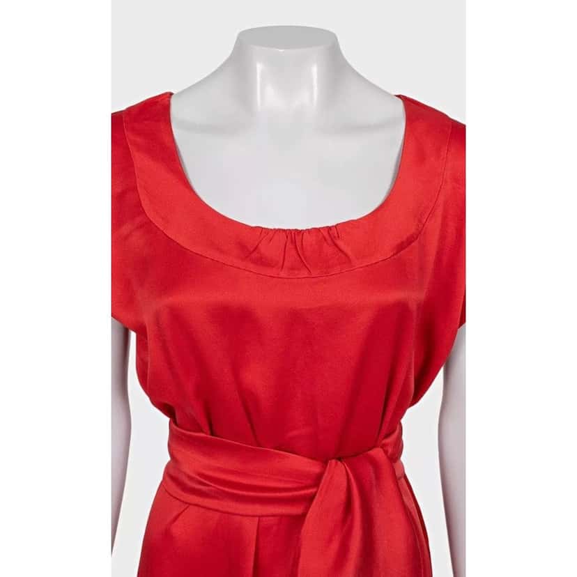 Saint Laurent Saint Laurent Red Silk Dress - Size M pre-owned Red Silk Good condition - Model View