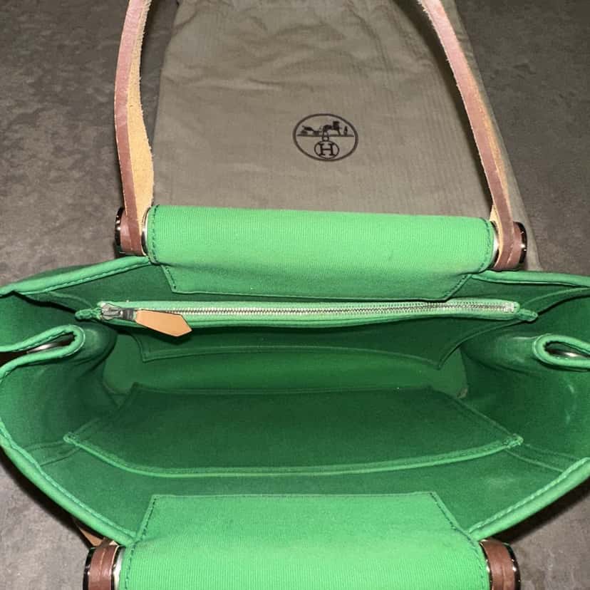 Hermès Cabag Tote Green Canvas Very good condition - Model View