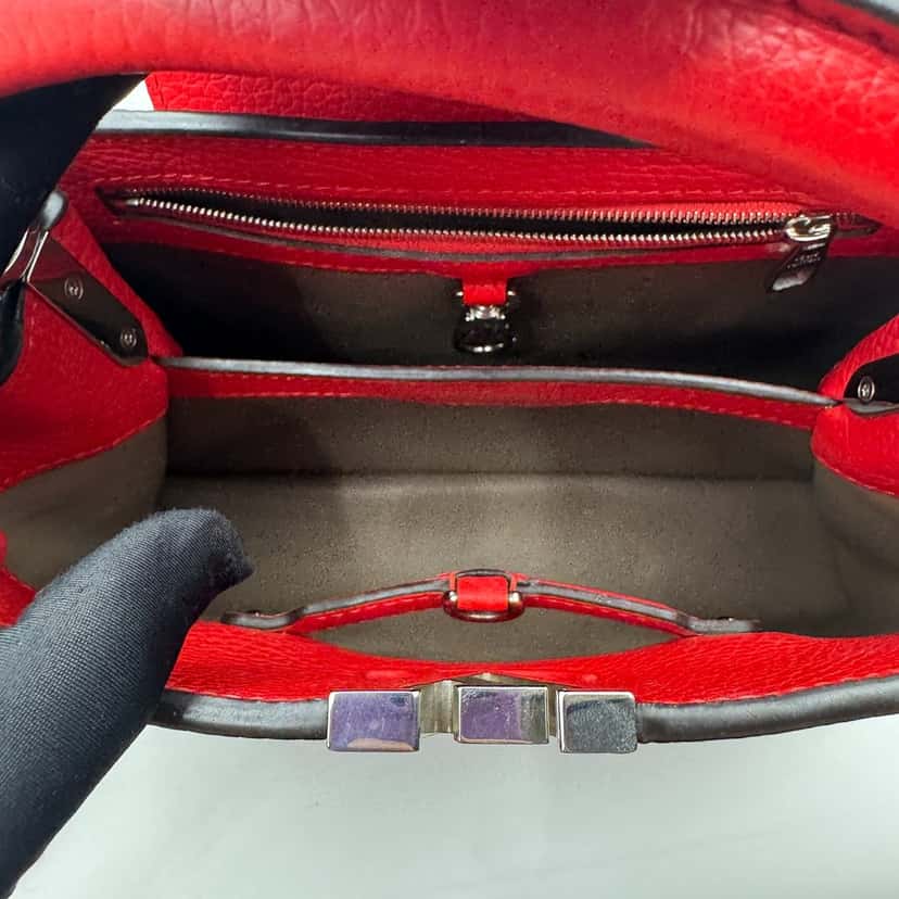 Louis Vuitton Capucines Red Good condition - Model View