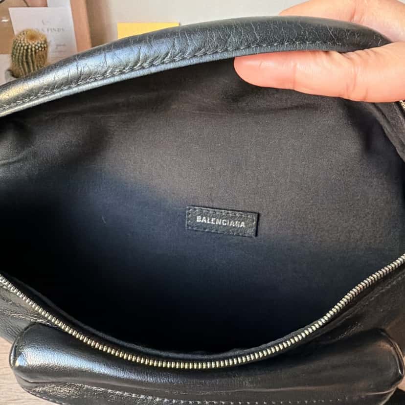 Balenciaga Belt bag Black Very good condition - Model View