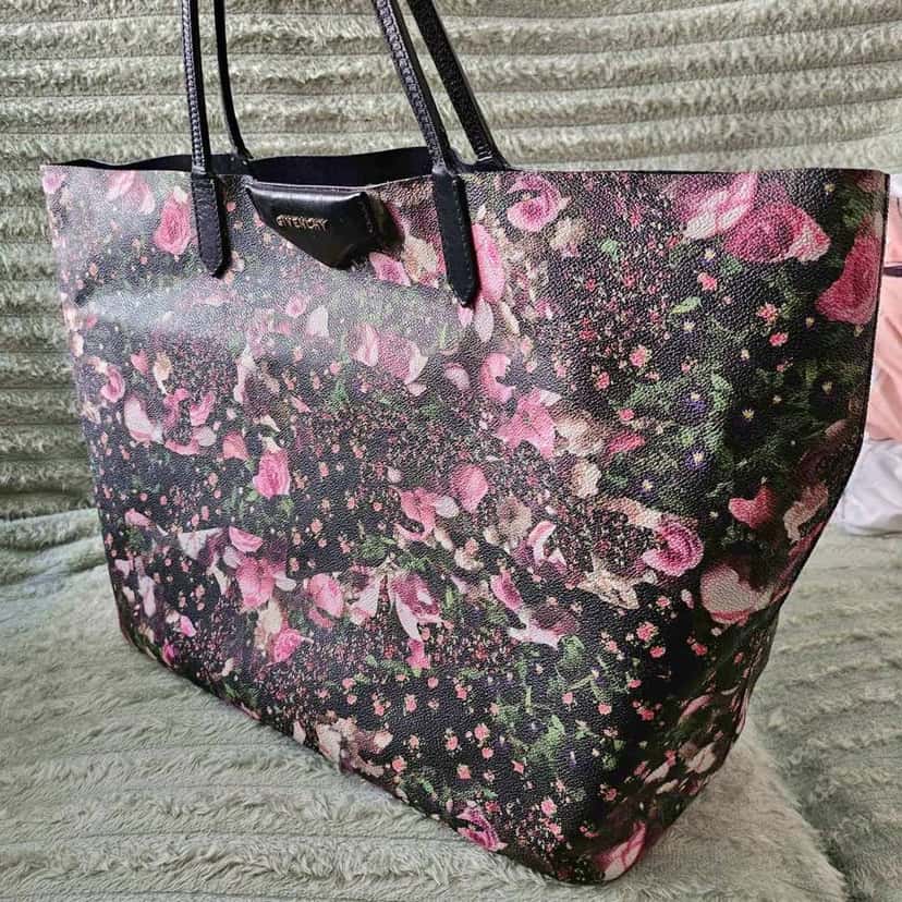 Givenchy Antigona Tote MultiColor Canvas Gold Good condition - Model View