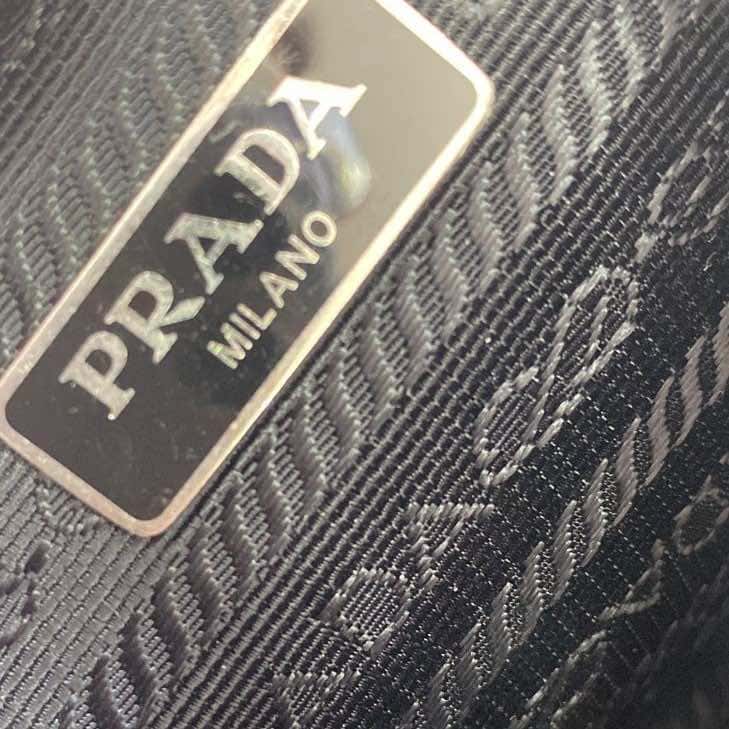 Prada Re-Edition 2000 Mini-Bag Black Silver Never worn - Model View