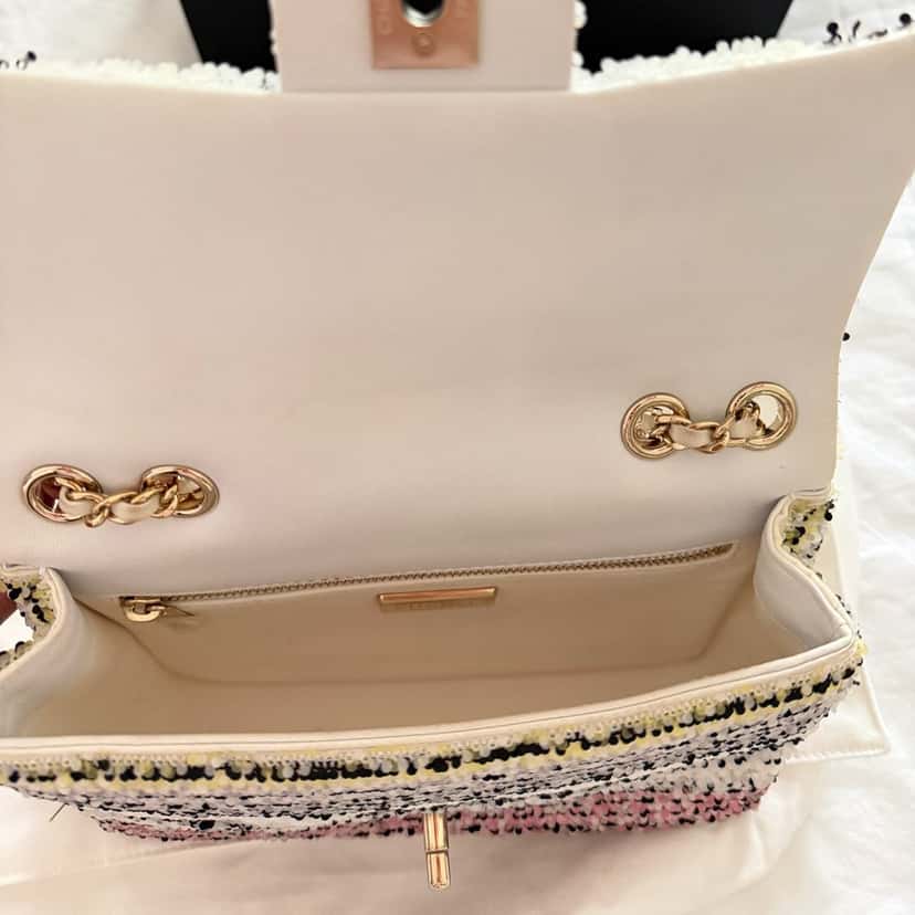 Chanel Flap Bag Pink Leather Very good condition - Model View