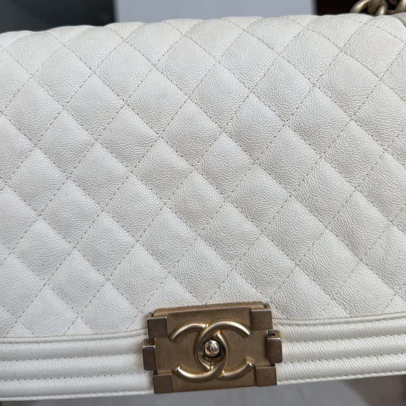 Chanel Small Boy Bag White Leather Good condition - Box View