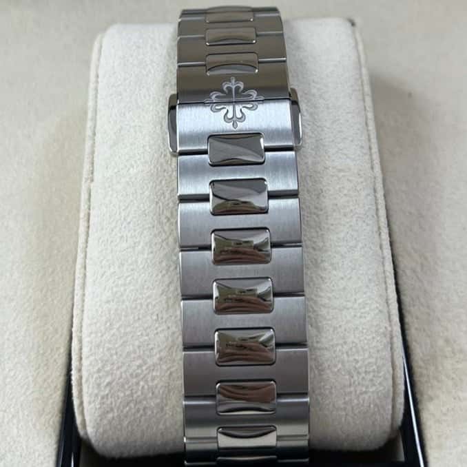 Patek Philippe Nautilus Annual Calendar 40mm Blue Never worn - Inside View