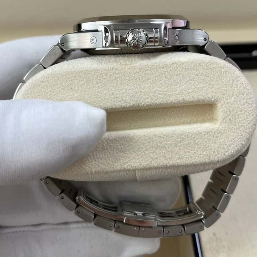 Patek Philippe Nautilus Annual Calendar 40mm Blue Never worn - Model View