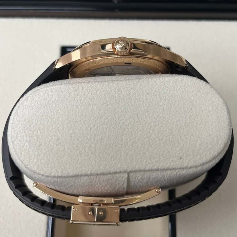 Patek Philippe Aquanaut 40mm Pink Never worn - Model View