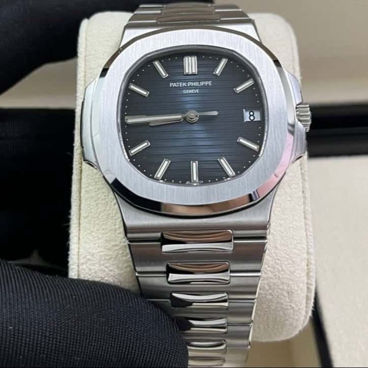 Patek Philippe Nautilus 40mm Blue Never worn - Model View