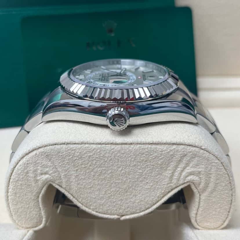 Rolex Sky-Dweller 42mm White Never worn - Inside View