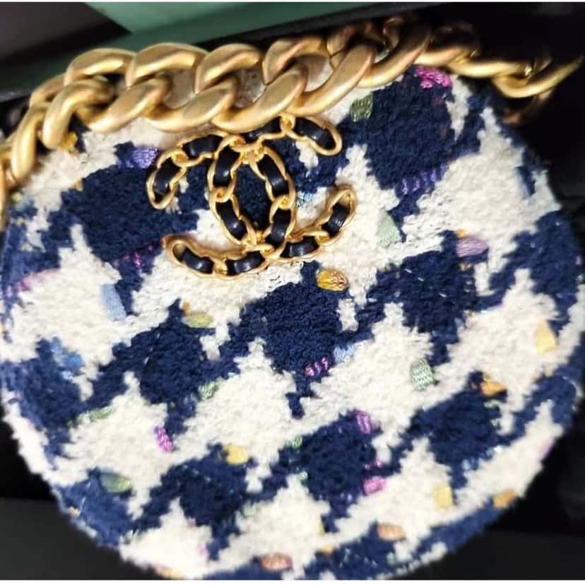 Chanel Tweed 19 Round Bag White Tweed Gold Good condition - Model View