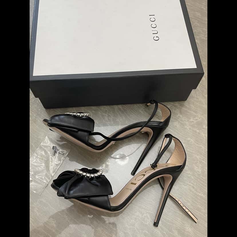 Gucci Leather Crystal Embellished Sandals Black Very good condition - Model View