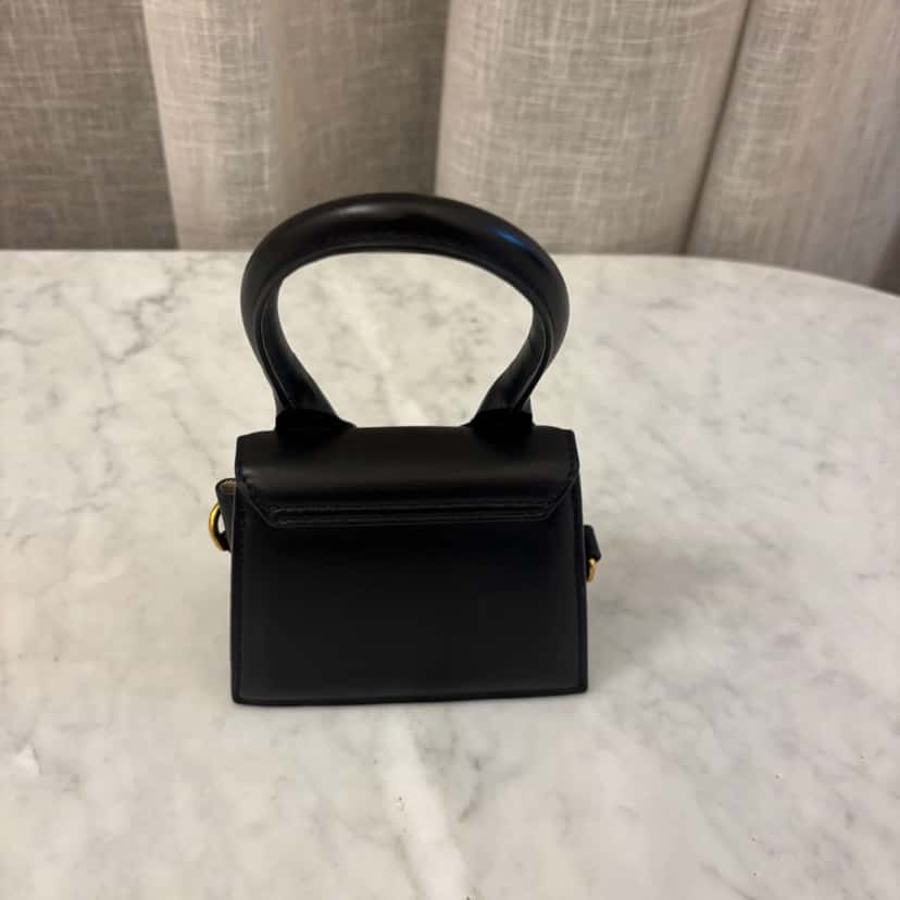 Jacquemus Le Chiquito Black Leather Gold Very good condition - Model View