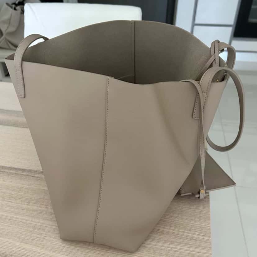 Saint Laurent Tote Beige Leather Leather Never worn - Model View