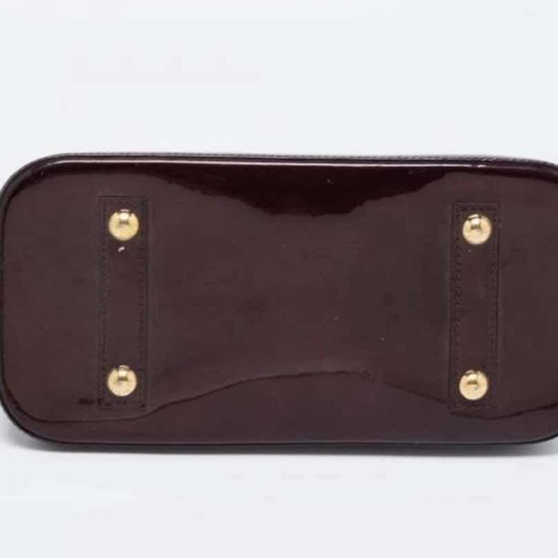 Louis Vuitton Alma Burgundy Leather Gold Never worn - Model View